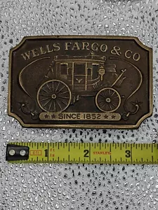 VINTAGE WELLS FARGO & Co. SEIT 1852 GÜRTELSCHNALLE 1975 GN199 MESSING WESTERNKLEIDUNG - Bild 1 von 3