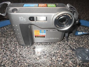 Sony Mavica MVC-FD71 Digital Camera 10x zoom with Battery MV4106 - Picture 1 of 5