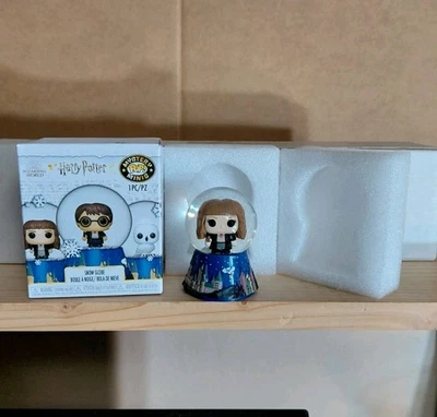 Funko Mystery Minis Harry Potter Globo de Nieve Hermione Granger con Túnicas de Mago  Foto 1 de 4