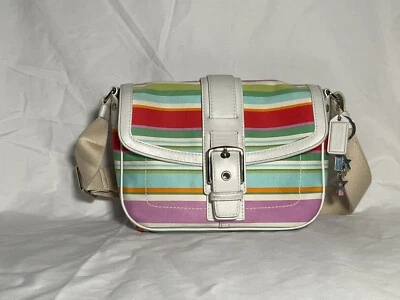 Bolsa tiracolo/ombro Coach Hampton aba listrada multicolorida F10701 - Imagem 1 de 4