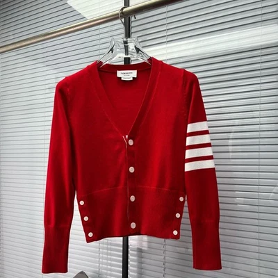 Chaqueta cárdigan de lana con cuello en V manga larga a rayas otoño Thom Browne para hombre/mujer. Foto 1 de 4