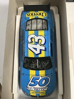 Bobby Labonte 43 Cheerios Petty 50 Aniversario 1/24 Die Cast Dos Pequeños Autos Foto 1 de 4