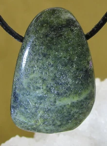 SERPENTIN mit STICHTIT Trommelstein gebohrt  EDELSTEIN ANHÄNGER  Nr. 5 - Bild 1 von 2