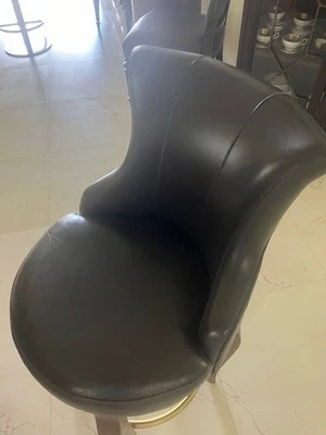 Taburetes de mostrador giratorios diseñados por Tommy Bahama, cuero de grano completo Foto 1 de 3