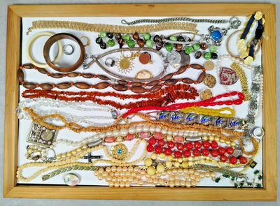 Lot BIJOUX Fantaisie COLLIERS Pendentifs Bracelets Bagues Croix Boucles N32 - Immagine 1 di 4