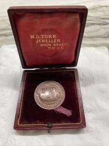 KENT INGLATERRA 1890 - FICHA DE PALO DE GOLF FOLKSTONE - 32 mm BRONCE - Caja original - Imagen 1 de 9