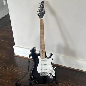 SILVERTONE STRATOCASTER 6-STRNG Need 2 22-FRET ELECTRIC GUITAR BLACK/WHITE /BAG - Picture 1 of 20