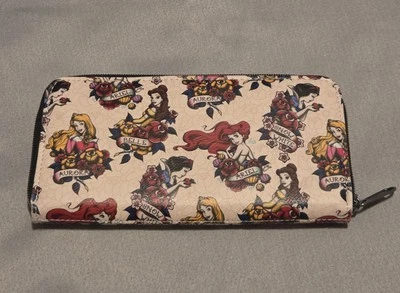 Cartera Disney Loungefly Princesa Tatuaje Estampado Belle Ariel Blancanieves Aurora Foto 1 de 3