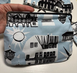 MARIMEKKO Helsinki/Puolikas Kukkaro, Baumwollbörse. Hellblau, Schwarz, Weiß - Bild 1 von 3