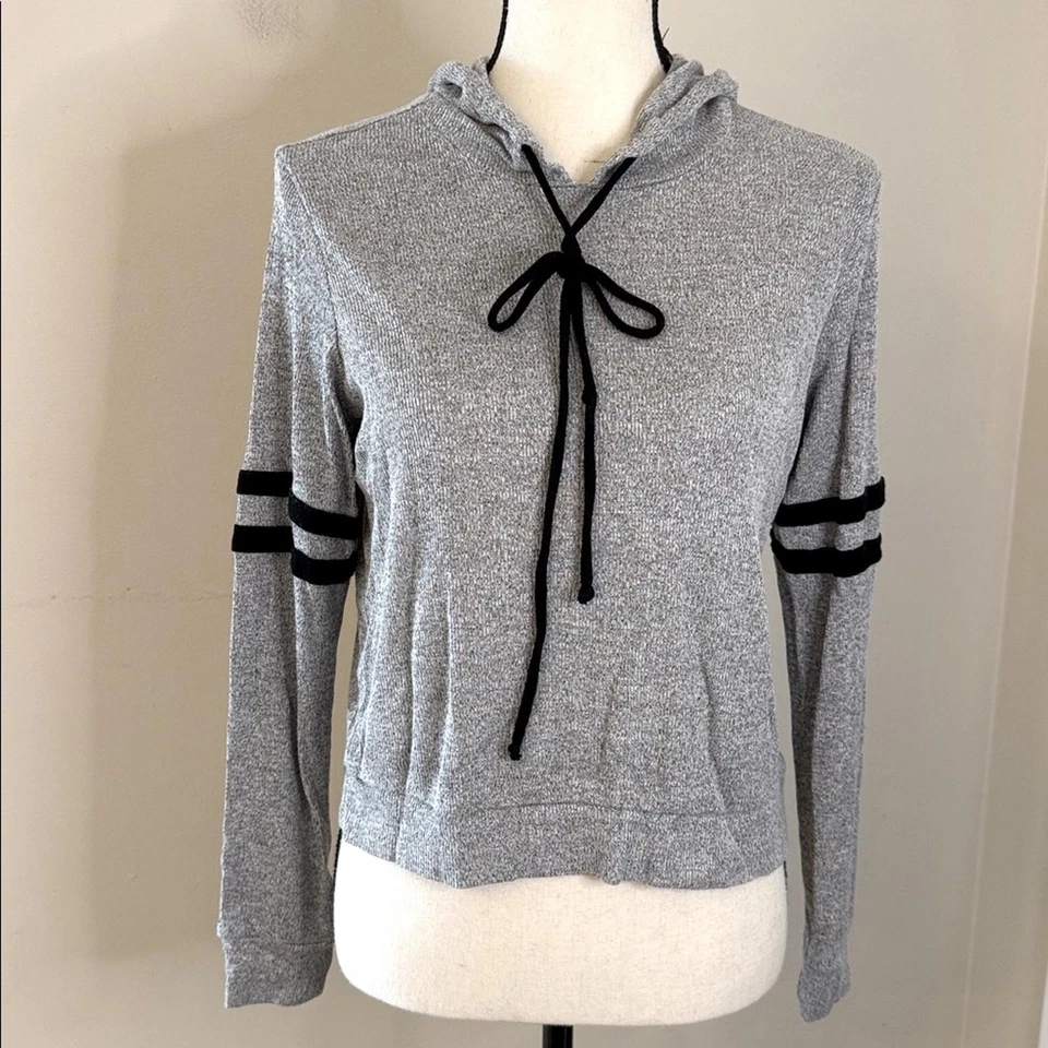 Suéter con Capucha One Clothing en Gris Jaspeado Negro Cordón y Rayas en los Brazos Talla M Foto 1 de 4
