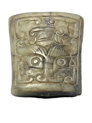 COLGANTE DE JADE CALEDÓN VETEADO VARIADO DE PRISMA TRAPEZOIDAL DINASTÍA HAN, CHINA Foto 1 de 4