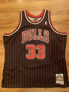 Scottie Pippen JERSEY CHICAGO BULLS MENS MITCHEL & NESS 95/96 PINSTRIPE NWOT 2XL - Picture 1 of 5