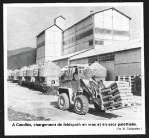 1977  --  A CAUDIES . CHARGEMENT DE FELDSPATH DANS UN TRAIN . 4A196 - Picture 1 of 1