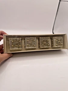 4 anillos de servilleta Pier 1 importaciones tono dorado cuentas cuadradas en caja vacaciones - Imagen 1 de 4
