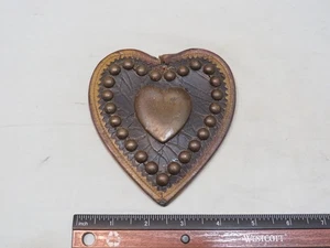 Roseta de caballo vintage de cuero y latón en forma de corazón - Imagen 1 de 2