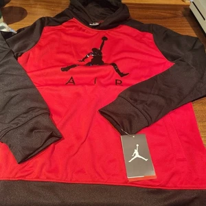 NEU mit Etikett Jordan Therma-Fit rot & schwarz Kapuzenpullover Jungen/Kinder Gr. XL - Bild 1 von 5