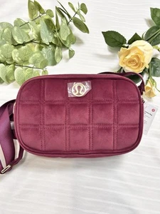Borsa fotocamera a tracolla Lululemon velluto trapuntato 2L nuova con etichette $178 - Wine Berry WNBY - Foto 1 di 10