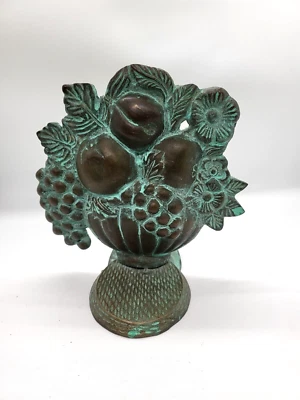 Cesta de frutas vintage de latón con pátina verde Foto 1 de 4
