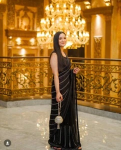 Hermoso sari de georgette de color negro pesado de diseñador con blusa para boda - Imagen 1 de 10