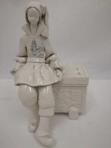Statuina in ceramica bianca invetriata antica vintage Mola Sardegna - Foto 1 di 5