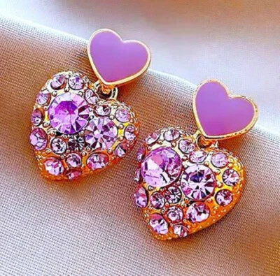 Hermosos Pendientes Betsey Johnson Estrás Moda Callejera CORAZÓN Púrpura LOVE Foto 1 de 4