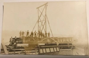 cartolina RPPC, PONTE FERROVIARIO COSTRUZIONE, CAVALLETTO TRENO - Foto 1 di 2
