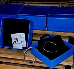 Orecchini a cerchio Joan Boyce tono argento PAVE cristallo clip su 1,5" interno esterno nuovi con scatola - Foto 1 di 11