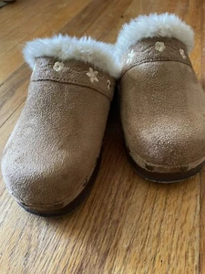 Girl’s FASHION VICTIM Light Brown Faux Suede Embroidered Clogs Size 1 M - Picture 1 of 6