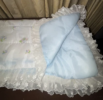 Manta Edredón Bebé Vintage Azul Satinado Bordado Floral Volantes Reverso Años 80 Foto 1 de 4