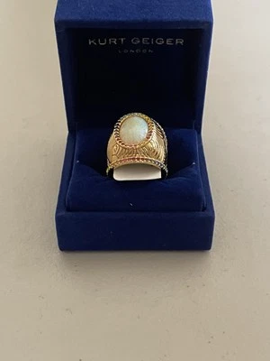 ANILLO KURT GEIGER LONDRES TONO DORADO SOUTHBANK ÓPALO PEDRERÍA EN MULTI TALLA 7 Foto 1 de 4