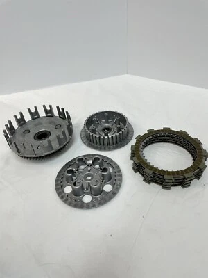 CONJUNTO E FERRAGENS DE EMBREAGEM 90 SUZUKI DR350 FABRICANTE DE EQUIPAMENTO ORIGINAL - Imagem 1 de 4