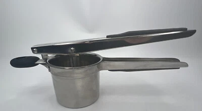 Ricer de patatas de acero inoxidable OXO Good Grips con empuñaduras de tazón antideslizantes usado en excelente estado Foto 1 de 4