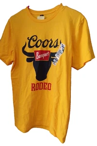 COORS Beer Rodeo Amarillo~ Camiseta Para Hombre~Talla PEQUEÑA~Nueva con etiquetas - Imagen 1 de 1