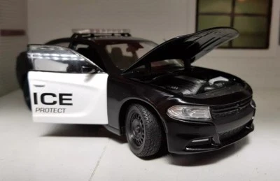 Dodge Charger Police Pursuit USA V8 2016 Welly G 1:24 Scale Diecast Model Car - Image 1 of 4