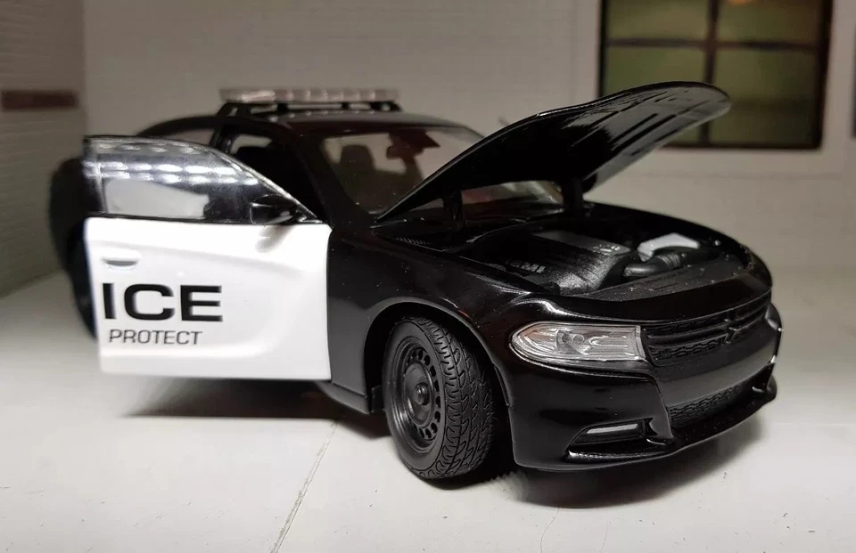 Dodge Charger Police Pursuit USA V8 2016 Welly G 1:24 Scale Diecast Model Car - Image 1 of 4