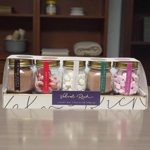 Juego de estación de regalo de chocolate caliente premium - 5 tarros colección de golosinas de invierno 345 g - Imagen 1 de 13