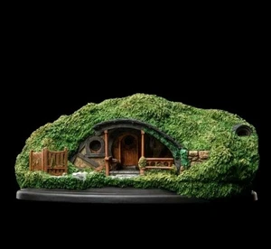 WETA Herr der Ringe 39 Low Road Hobbit Hole Village Statue Neu in versiegelter Verpackung - Bild 1 von 4