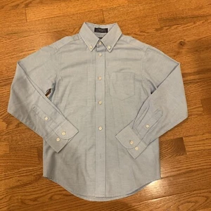 Izod Regular Fit solides Hemd mit Knopfleiste und Kragen hellblau Jungen Größe 8 - Bild 1 von 4