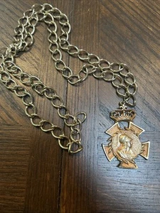 VINTAGE Swank tono oro/arancio ciondolo/medaglione corona soldatino-con catena - Foto 1 di 5