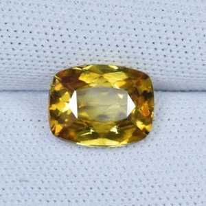 2.50 ct LUSTROUS MULTI COLOR SPARKLING GREENISH YELLOW / NATURAL SPHENE Cushion - Picture 1 of 3