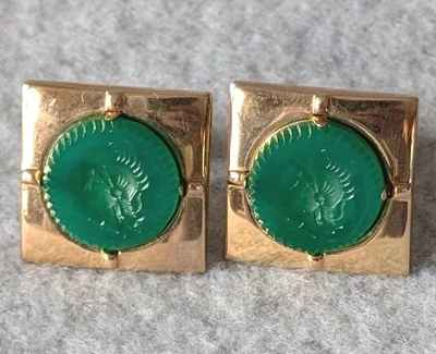 Gemelos camafeo vintage Swank tono dorado vidrio verde soldado romano intaglio Foto 1 de 4