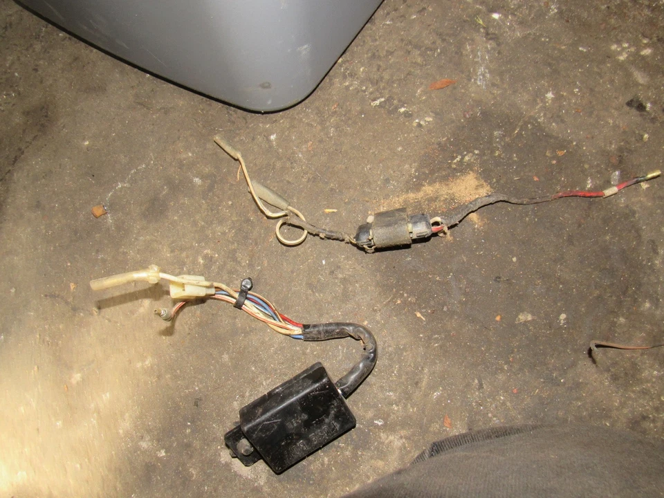 1982 kawasaki kz750 csr twin fuse box  - Image 1 of 1