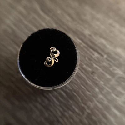 Dije de uñas de oro amarillo de 14K con 2-2 pt. Diamantes en un bisel ajuste de filigrana con poste Foto 1 de 2