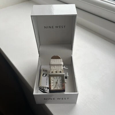 Relógio feminino Nine West tipo pulseira tom dourado na caixa - Imagem 1 de 4