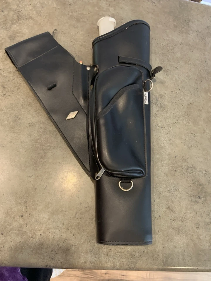 Carcaj de tiro con arco Neet de cuero negro con tubos de plástico Foto 1 de 4