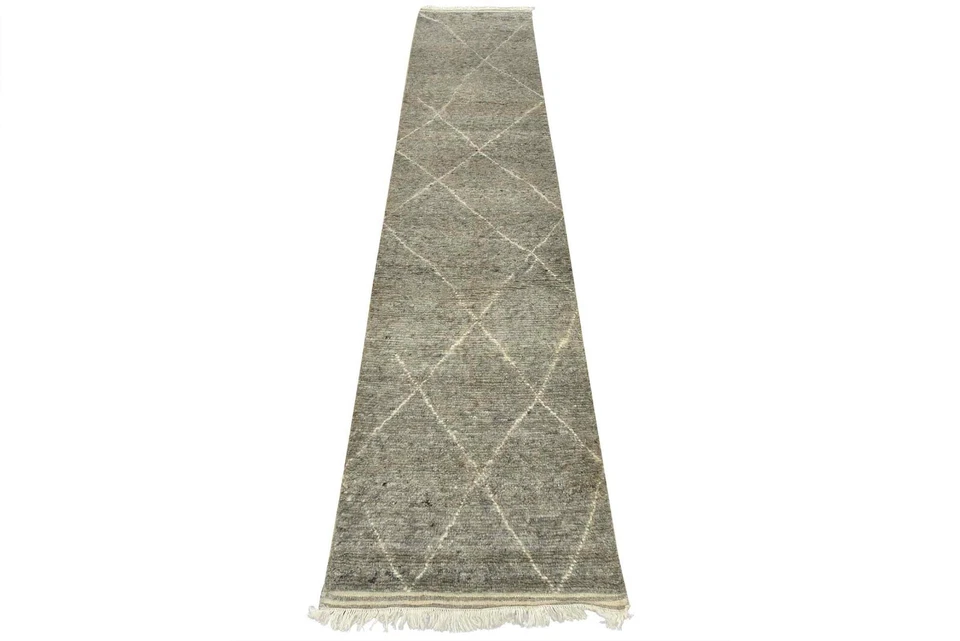 Alfombra geométrica contemporánea de lana gris anudada a mano Moroccan Runner 2’7” x 11’9” Foto 1 de 4