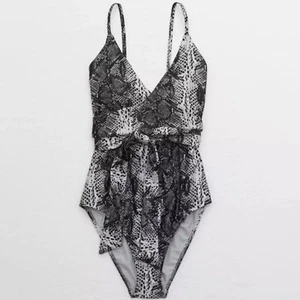 Nuevo con etiquetas Traje de baño Aerie con estampado de piel de serpiente cubierta completa de una pieza Talla XS - Imagen 1 de 9