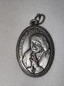 Saint Mother Teresa of Calcutta 1” Oval “Pray For Us” Italian Silver Tone Medal - Picture 1 of 4