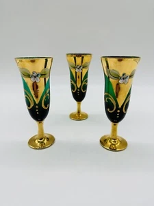 Menge 3 grünes Glas böhmisch 4-7/8" Aperitif herzliche Stängel Emaille Gold Blumen - Bild 1 von 22
