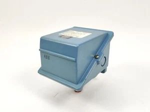 UE United Electric J402-358 Pressure And Temperature Switch - Picture 1 of 7